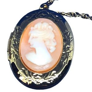 🔱🍑🔱Locket necklace w/ beautiful female imagery